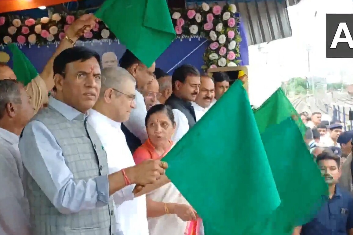 Gujarat: Railway Minister Vaishnaw flags off Bhavnagar-Ayodhya weekly train
