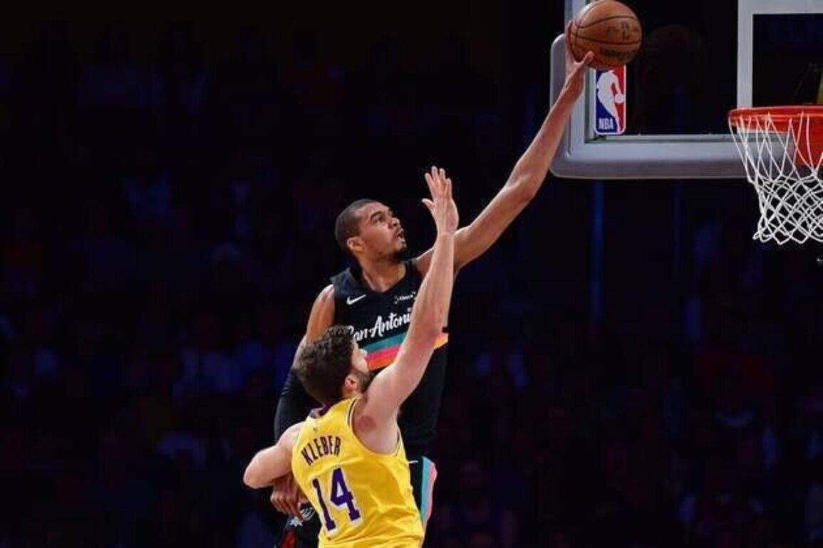 Spurs hand Lakers historic blowout loss