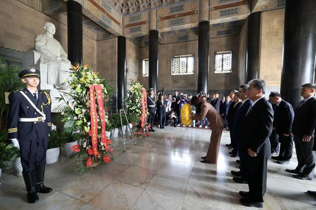 Update: KMT chairwoman pays homage to Sun Yat-sen Mausoleum in Nanjing