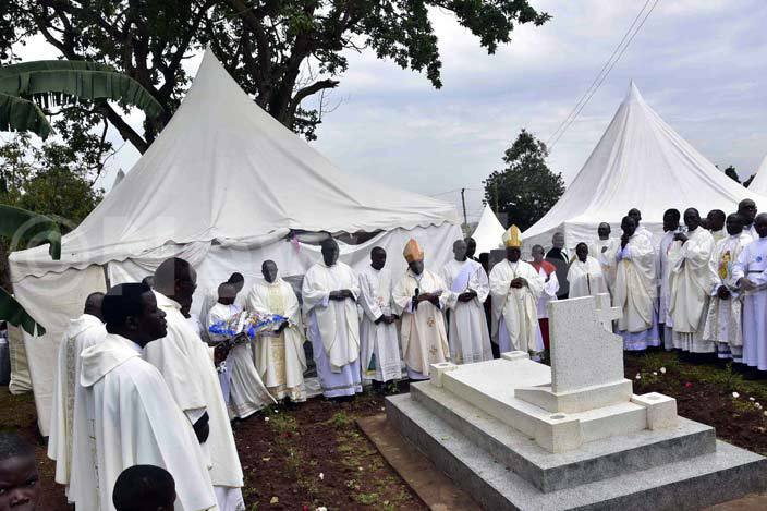  he clergy led by rchbishop wanga pray for the late izito before installing his heir hoto by uliet ukwago
