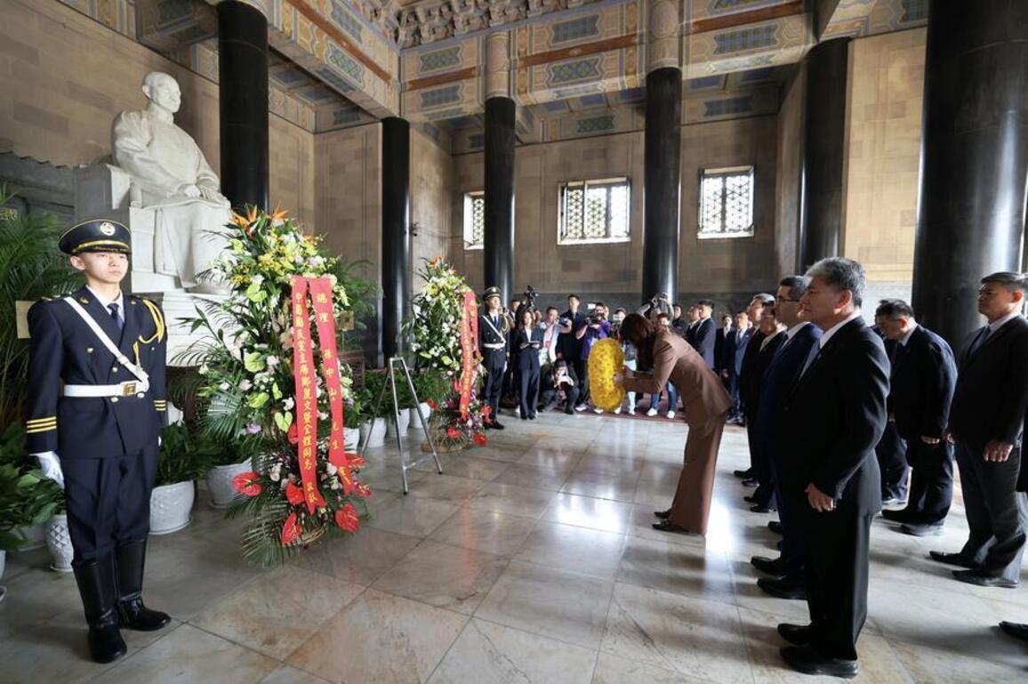 Update: KMT chairwoman pays homage to Sun Yat-sen Mausoleum in Nanjing