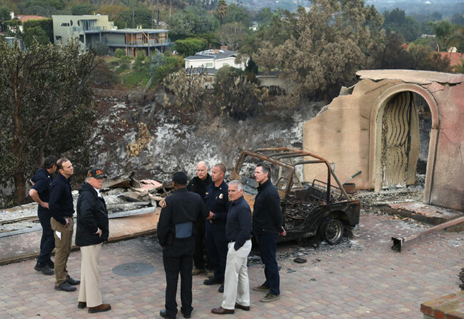  resident onald rump  surveys the damage from the oolsey fire in alibu on ovember 17 2018 hoto 