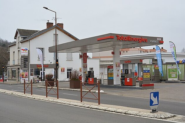 Libya seals long-term oil pact as it courts foreign energy giants