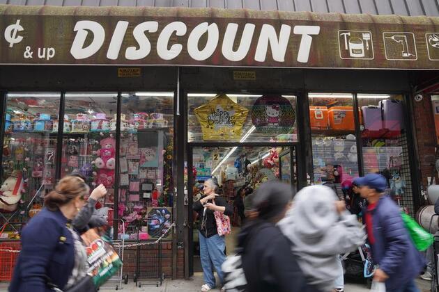 U.S. consumer sentiment drops for third straight month