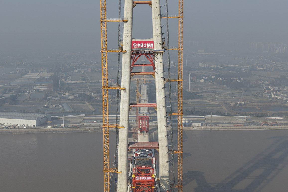(ZhejiangPictorial) CHINA-ZHEJIANG-CROSS-SEA RAILWAY BRIDGE-MAIN TOWER-TOPPING-OUT (CN)