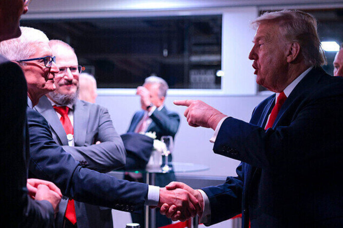 Trump recalls ass-kiss in Tim Apple tribute