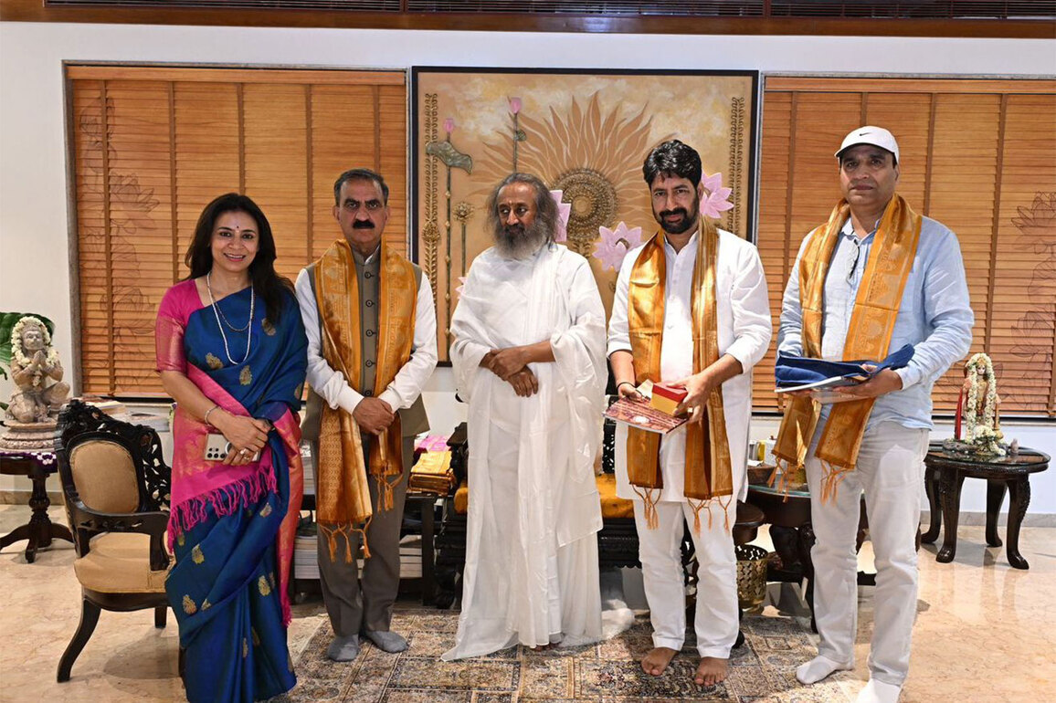 Himachal CM Sukhu meets Sri Sri Ravi Shankar; discusses natural farming, stray cattle welfare
