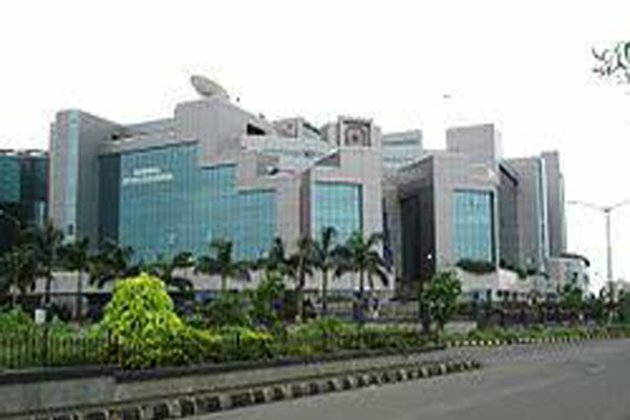 Markets remain largely unchanged, SpiceJet gains over 16%