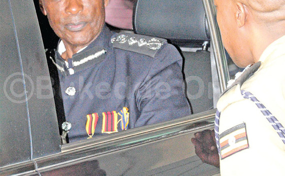 Gen. Kayihura ng’awuliriza omwogezi wa poliisi, Emilian Kayima eyabaddeko ne by’amunnyonnyola. Gen. Kayihura ng’awuliriza omwogezi wa poliisi, Emilian Kayima eyabaddeko ne by’amunnyonnyola.