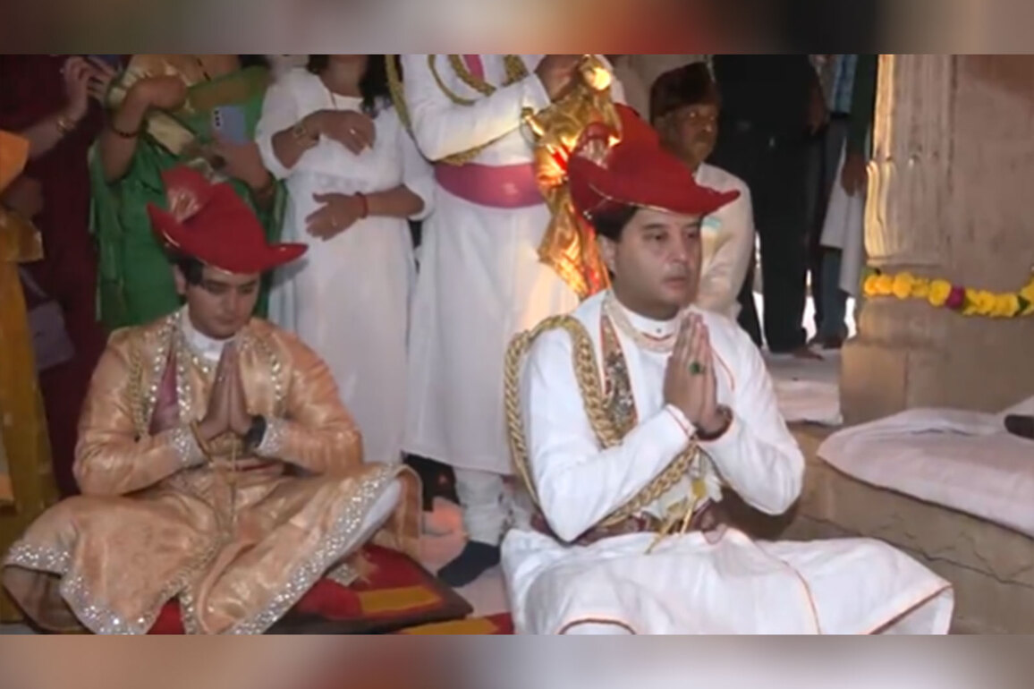 MP: Union Minister Scindia, son Mahanaryaman Scindia offer prayers at Gwalior's Deoghar in royal tradition on Vijayadashmi