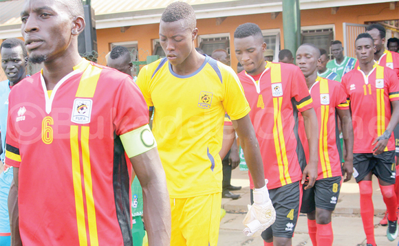 Benard Muwanga (ku kkono), Ismail Watenga, Moses Waiswa, Shafik Kagimu ne Derrick Nsibambi abaazannya South Sudan gye baakuba ggoolo 5-1 e Lugogo okuyitamu okusanga Rwanda gye bazannya leero. Benard Muwanga (ku kkono), Ismail Watenga, Moses Waiswa, Shafik Kagimu ne Derrick Nsibambi abaazannya South Sudan gye baakuba ggoolo 5-1 e Lugogo okuyitamu okusanga Rwanda gye bazannya leero.