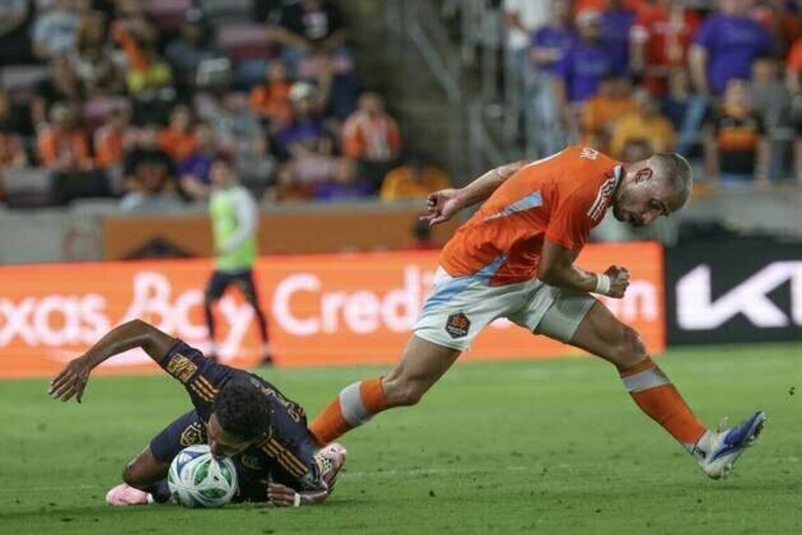 Playoff hopeful Dynamo allow late goal, settle for draw with Galaxy