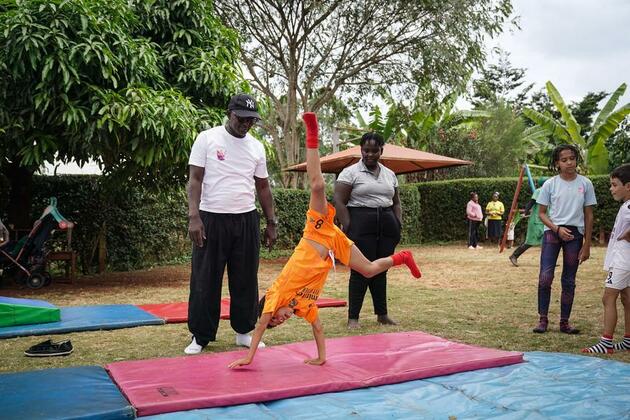 (Hello Africa) Kenyan acrobatics coach cherishes over 40-year bond with China