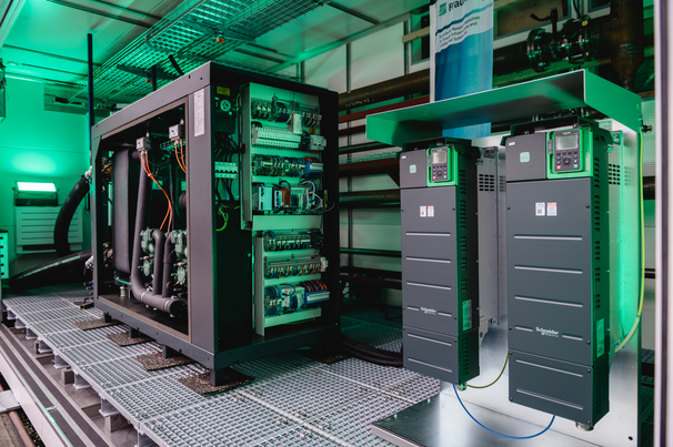 Fraunhofer IEG operates a research and testing facility for high-temperature heat pumps in Cottbus, which can be used to test units for district heating and steam generation