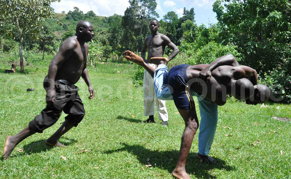 Ab'e Mawokota nga beetegekera fayinolo y'ekigwo Ggumbya. EKIF: PADDY BUKENYA Ab'e Mawokota nga beetegekera fayinolo y'ekigwo Ggumbya. EKIF: PADDY BUKENYA