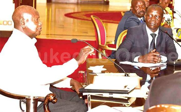 Pulezidenti Museveni Pulezidenti ayanukudde ebibuuzo ng’ayogera mu lukiiko lwa bannamawulire mu maka g’Obwapulezidenti e Ntebe. Pulezidenti Museveni Pulezidenti ayanukudde ebibuuzo ng’ayogera mu lukiiko lwa bannamawulire mu maka g’Obwapulezidenti e Ntebe.