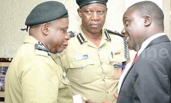 AIGP Asuman Mugenyi (ku kkono) ng’awayaamu n’omubaka Muwanga Kivumbi (Butambala). Wakati ye Edward AIGP Asuman Mugenyi (ku kkono) ng’awayaamu n’omubaka Muwanga Kivumbi (Butambala). Wakati ye Edward
