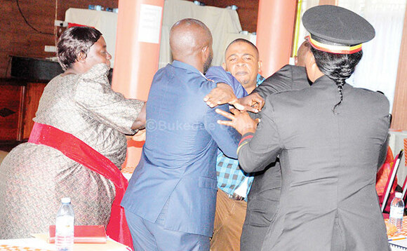 Bakansala nga bagezaako okutangira munnaabwe Lubega (wakati) okulumba Lusembo. Bakansala nga bagezaako okutangira munnaabwe Lubega (wakati) okulumba Lusembo.