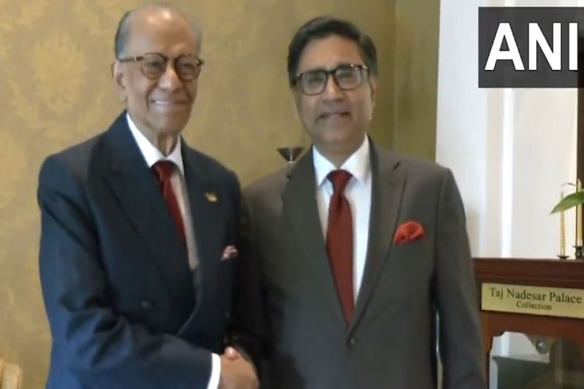 Varanasi: Mauritius PM Navinchandra Ramgoolam meets Foreign Secretary Vikram Misri