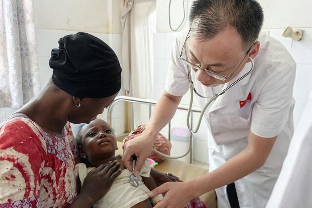(Hello Africa) Chinese doctors bring healthcare to Sierra Leone despite challenges