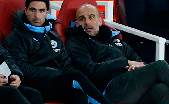 Arteta (ku kkono) ne mukama we Guardiola ku mupiira mwe baawangulidde Arsenal. Arteta (ku kkono) ne mukama we Guardiola ku mupiira mwe baawangulidde Arsenal.