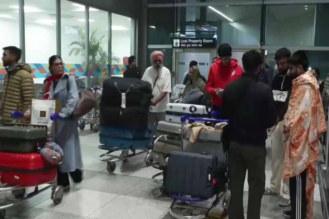 Flights delayed in Delhi amid dense fog, AQI in 'very poor' category