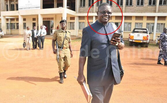 Owapoliisi ng’awerekera CAO, Lokuda okugenda ku poliisi e Mukono. Owapoliisi ng’awerekera CAO, Lokuda okugenda ku poliisi e Mukono.