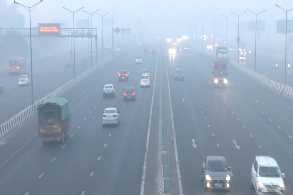 Dense smog engulfs Delhi; AQI slips to 'severe' category at 418