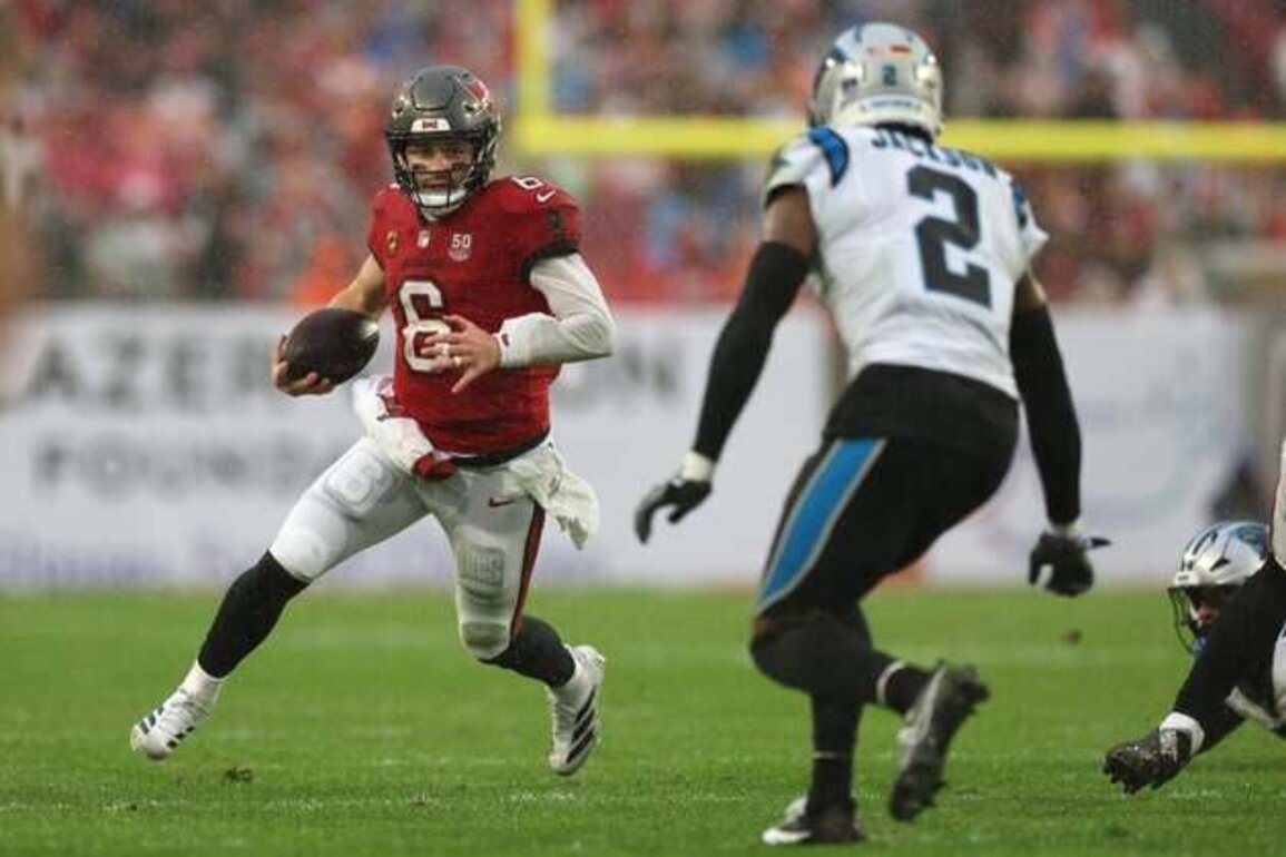 Buccaneers edge Panthers to keep NFC South title hopes alive