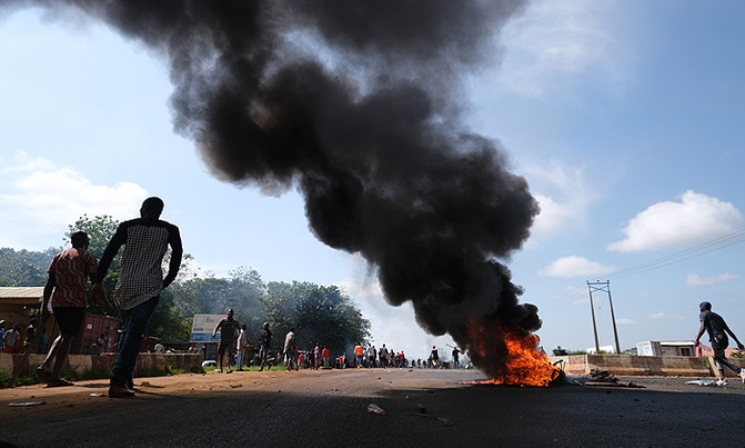 Protesters 'killed' after curfew imposed in Nigeria