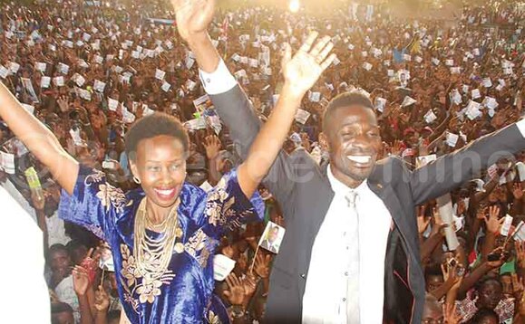 Bobi Wine ne mukazi we Babie nga banoonya akalulu. Bobi Wine ne mukazi we Babie nga banoonya akalulu.