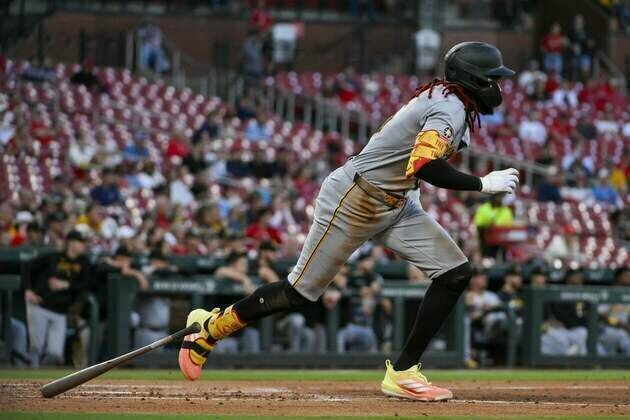 Pirates jump ahead early, take down Cardinals