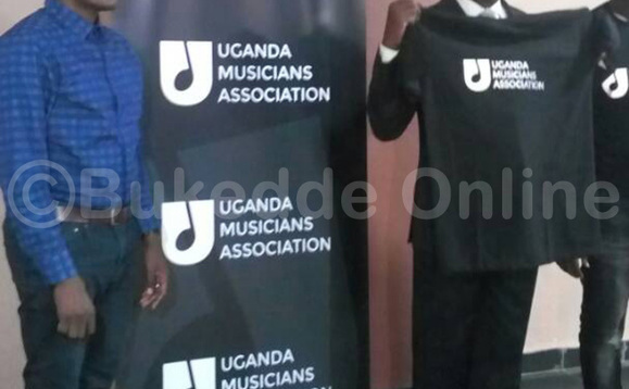 Julius Kyazze ku kkono nga ssntebe y'ekibiina ate ku ddyo ye Capt. Mike Mukula alondeddwa ku buyima bw'ekibiina Julius Kyazze ku kkono nga ssntebe y'ekibiina ate ku ddyo ye Capt. Mike Mukula alondeddwa ku buyima bw'ekibiina