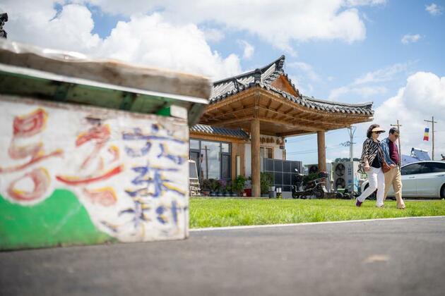 Cross-cultural charms turn China's border regions into tourism hotspots