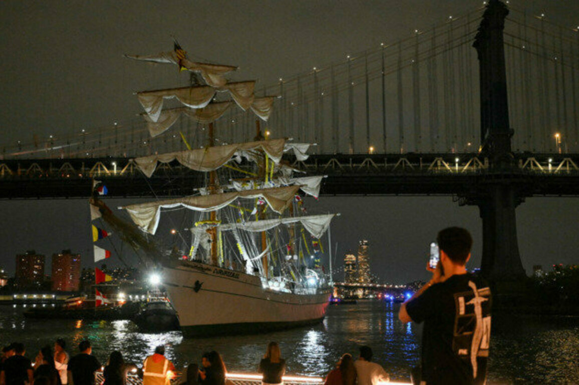 Mexican Navy tall ship crashes into Brooklyn Bridge, killing 2