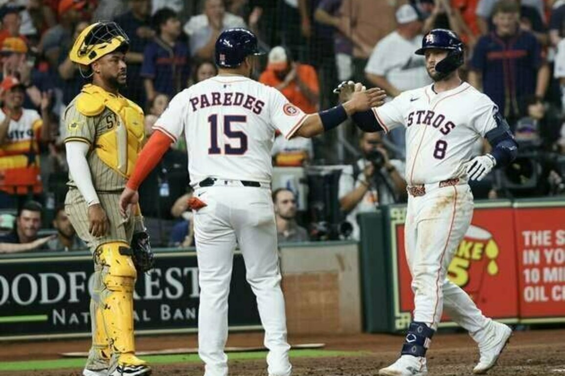 Clutch hitting helps Astros edge Padres