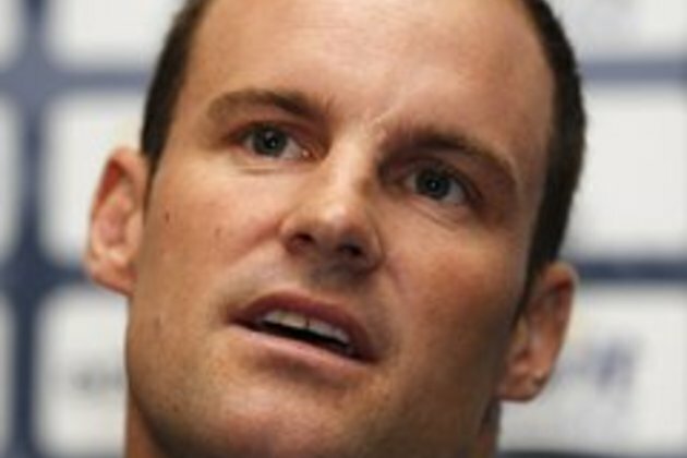 Strauss tells England to be patient in pursuit of Smith wicket