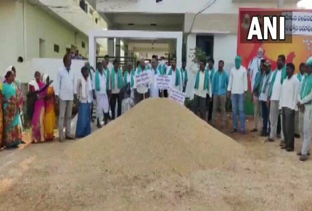 Telangana: Farmers dump paddy outside BJP MP's residence