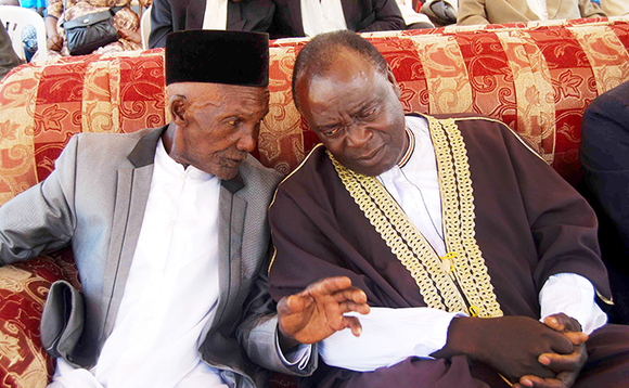 Hajji Ahmed Lubega (ku kkono) ng'aliko by'annyonnyola Omutaka Nsamba (ku ddyo) Hajji Ahmed Lubega (ku kkono) ng'aliko by'annyonnyola Omutaka Nsamba (ku ddyo)