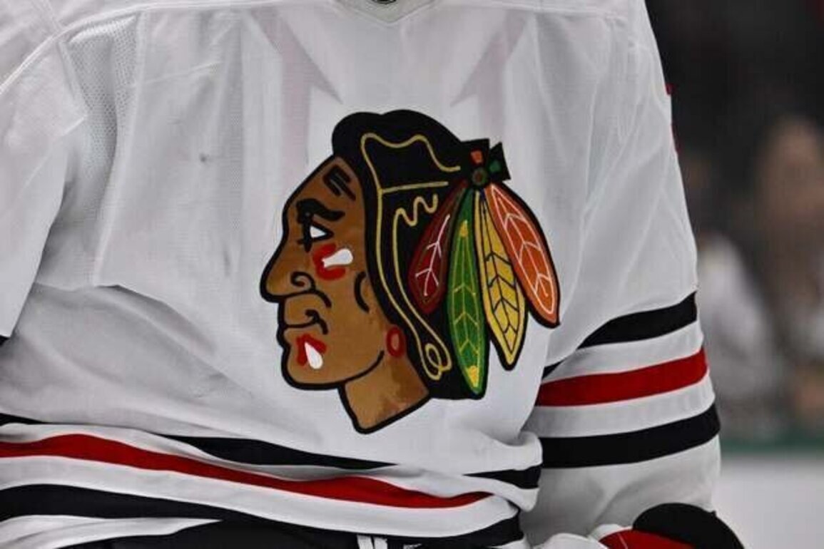 Blackhawks great Dennis Hull dies at 81
