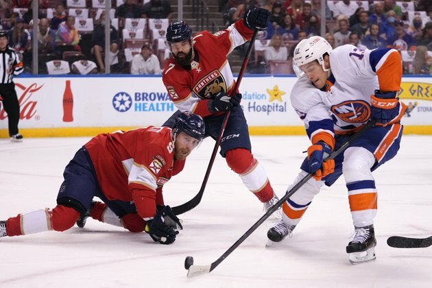 Panthers rout Islanders behind Sam Bennett's HT