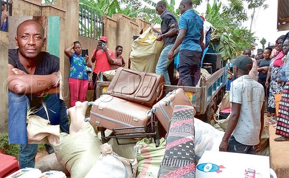 Abatuuze nga batikka ebibbe ku mmotoka okubitwala ku poliisi. Mu katono ye Kakooza eyakwatiddwa Abatuuze nga batikka ebibbe ku mmotoka okubitwala ku poliisi. Mu katono ye Kakooza eyakwatiddwa
