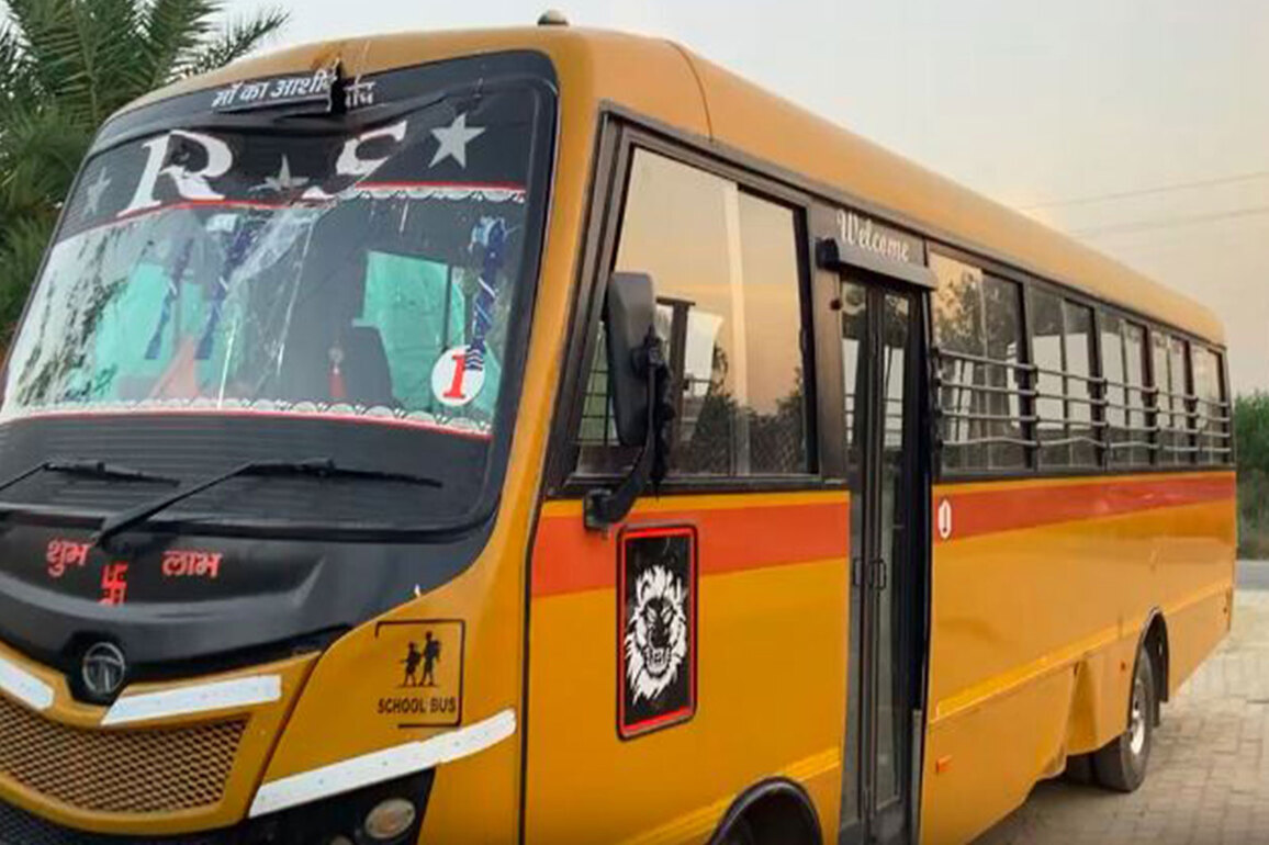 UP: Speeding School bus rams Golgappa cart in Bhogaon, one dead, six injured