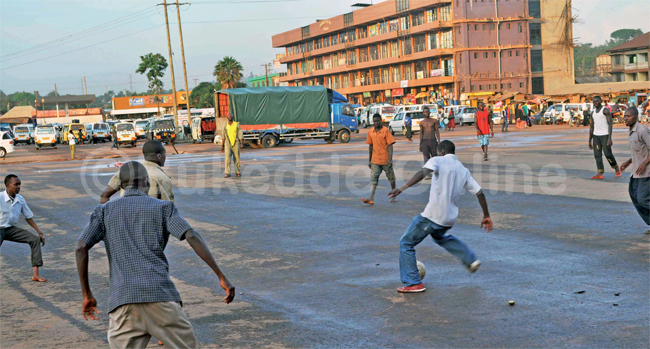 paaka ya bbaasi eye ateete gye baazimba okusenguliramu bbaasi ezidda e ugwanjuba kati basambiramu mupiira