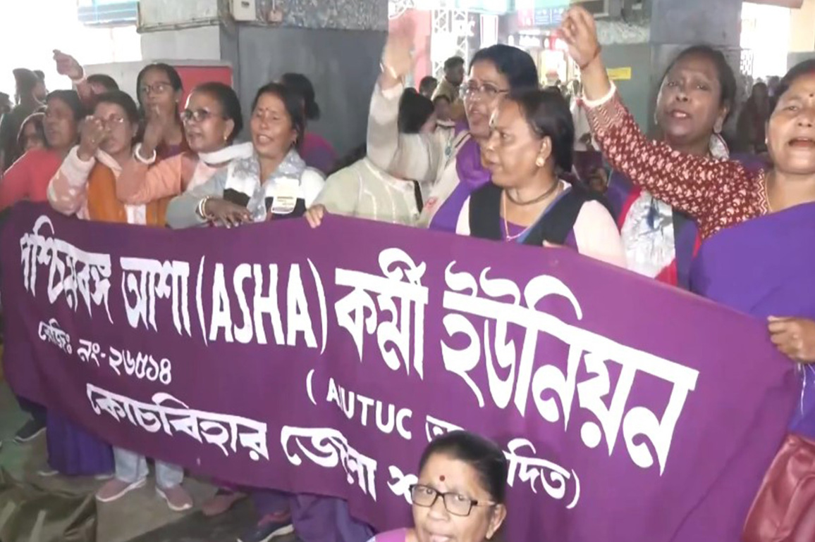 West Bengal: ASHA workers protest at Sealdah Railway Station, demanding a salary hike