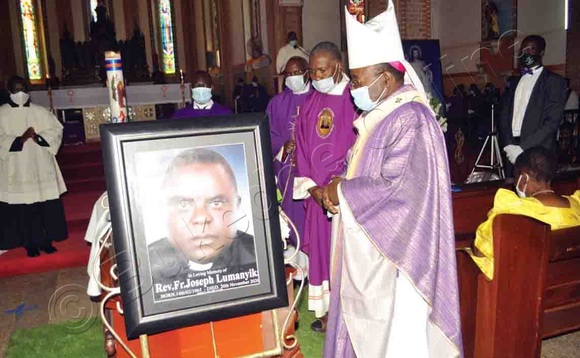 Ssaabasumba Lwanga ( ku ddyo) mu kusabira Fr. Lumanyika. Ssaabasumba Lwanga ( ku ddyo) mu kusabira Fr. Lumanyika.