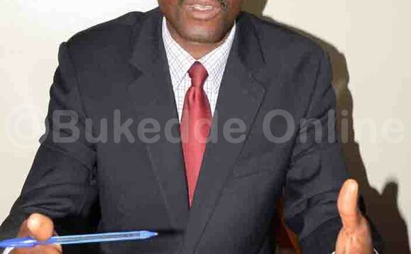 Omwogezi w'obwa Kabaka Noah Kiyimba ng'annyonnyola ku nteekateeka ya Katikkiro okusisinka abakungu ba Kabaka Omwogezi w'obwa Kabaka Noah Kiyimba ng'annyonnyola ku nteekateeka ya Katikkiro okusisinka abakungu ba Kabaka