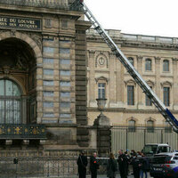 Thieves steal eight objects from the Louvre in daring daytime heist