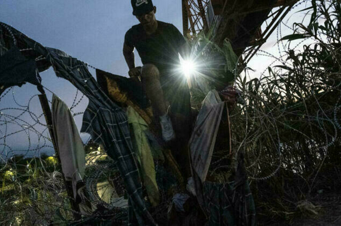 US revokes legal status for 500,000 immigrants