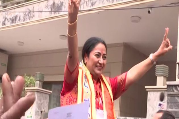 Delhi CM designate Rekha Gupta leaves for swearing-in ceremony at Ramlila maidan